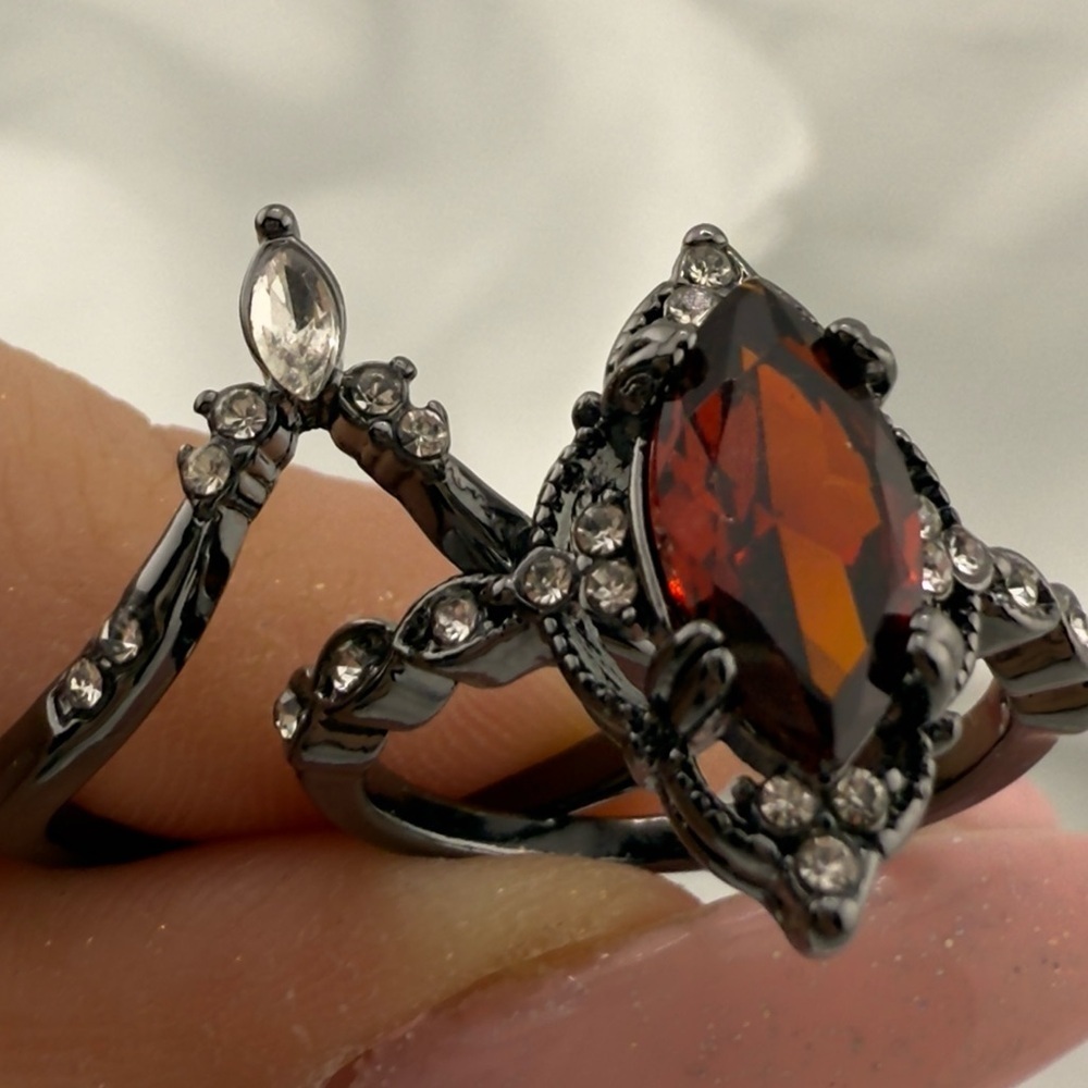 Vintage Red and Black Gemstone Ring - Picture 4 of 7